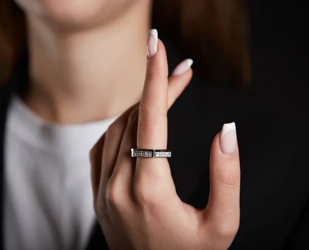 Срібна каблучка з вставкою Доріжка Фіанітів 414К