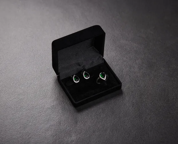 Футляр чорний під сережки та каблучку П114