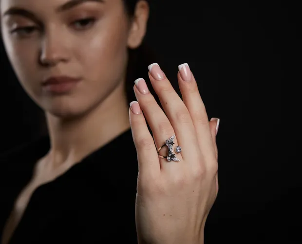 Срібна каблучка з вставкою Голуби З Фіанітом 12071